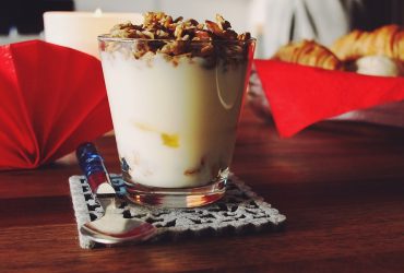 Yoghurt parfait med granola opskrift