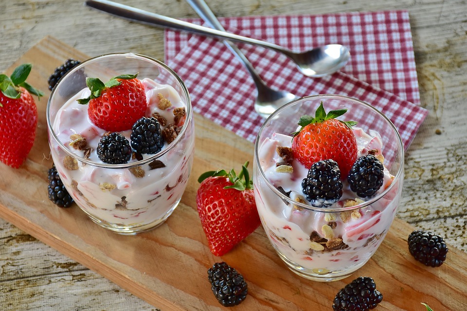 Græsk yoghurt med honning og nødder opskrift