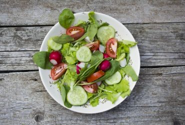 Kyllingefrikadeller med salat opskrift