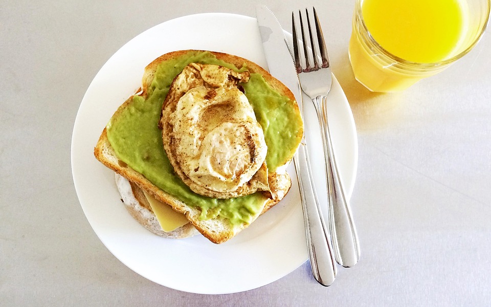 Rødbede og avocado toast opskrift